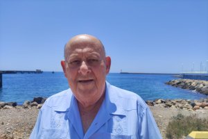 Quería esta imagen con el Mar Mediterráneo y el faro de Almería de fondo.