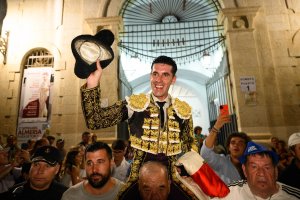 Talavante sale a hombros de la Plaza de Toros de Almería.