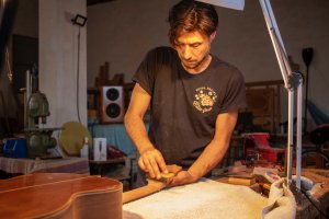 El Luthier David Egidio en su taller de Níjar.