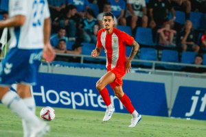 Chumi debutó esta temporada en el Heliodoro Rodríguez López compartiendo el eje de la zaga con Kaiky Fernandes.