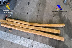 Paquetes de medicamentos envueltos encontrados en el vehículo.