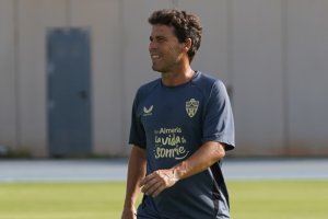 El técnico afronta los días más intensos con un ojo en el mercado y otro en el partido ante el Sporting de Gijón.