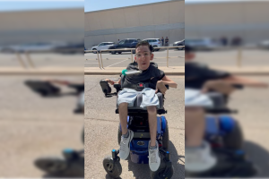 Brianeitor en el Aeropuerto de Almería denunciando públicamente la situación y dificultades que vive.