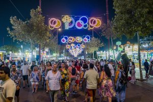 Gente paseando por la feria de la noche.