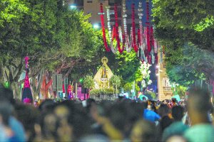 Multitudinaria salida de la Virgen del Mar.