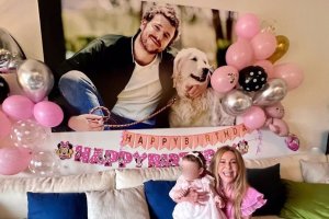 El cumpleaños de Anita fue celebrado con una foto imponente de su padre de fondo