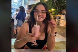 La 'tiktoker' Mikaela Valentina prueba el americano del kiosco Amalia./ @mikaelavlh