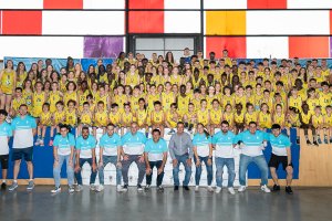 Foto de familia de todo el CB Baloncesto La Mojonera.