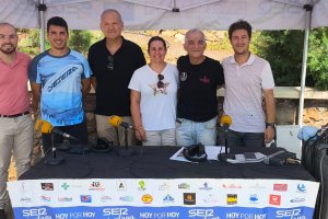Autoridades municipales junto al resto de invitados que pasaron este marte por los micrófonos de la Cadena SER desde el ‘stand’ de Cala Siret.