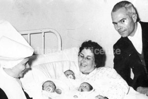 María Ruiz, vecina de Almería, con sus tres niñas recién nacidas.