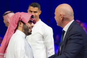El presidente del Almería, Turki Al-Sheikh, con Cristiano Ronaldo y el presidente de la FIFA, Gianni Infantino.