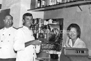 Al fondo, Paquito ‘el Manzanilla’, uno de los camareros clásicos de la Almería de los años 50 y 60.