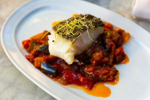 Bacao con pisto de verduras (Imagen: Depositphotos).