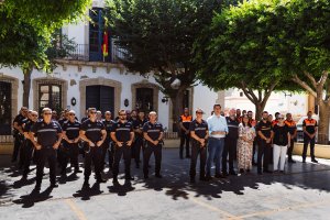 Agentes de la Policía Local; al alcalde de Níjar, José Francisco Garrido, y miembros de Protección Civil.