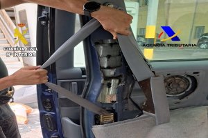 Parte de la droga oculta en el vehículo.