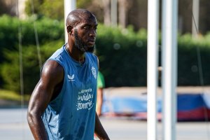 Ibrahima Koné se incorporó a los entrenamientos pero ahora pone rumbo a Arabia Saudí.