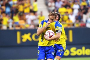Álex Fernández hizo el primero de los goles del Cádiz al Tenerife.