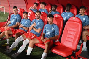 El banquillo del Almería frente al Sporting de Gijón después del cierre del mercado de fichajes.