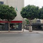 Imagen de la fachada y la terraza del antiguo VIPS de Oliveros.