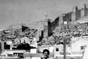 Almería en 1957, con sus casas de planta baja, sus azoteas, sus calles estrellas y su vida de pueblo.