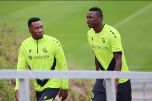 Umar Sadiq ya es titular en la Real Sociedad.