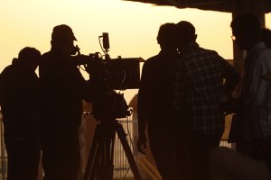 Imagen recurso de un rodaje durante una puesta de sol. Autor: Depositphotos