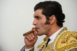 Morante de la Puebla, en uno de sus característicos gestos, en Almería.