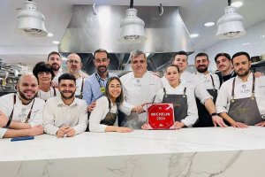 Foto de familia del equipo de La Costa recibiendo la placa que acredita su estrella Michelin.