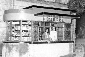 Uno de los kioscos-refugio que siguen en pie es el situado en la Plaza de Urrutia frente a la iglesia de San Pedro.