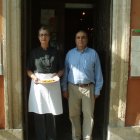 Foto de archivo de Mariano López, junto a Francisca Pérez, en la puerta de La Encina.