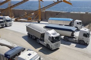 Camiones transportado yeso de Sorbas al Puerto de Garrucha.