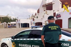 Imagen de un agente de la Guardia Civil en la Plaza de Toros de Roquetas de Mar.