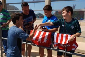 Rubi saludando a los aficionados antes de firmarle las camisetas para vivir la temporada.