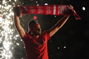 Iván Martos celebrando el ascenso a Primera División con el Almería en verano de 2022.