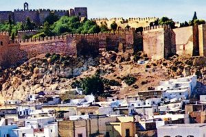 A la derecha se ven las casas que subían hasta los pies de los muros de la Alcazaba formando callejones insólitos.