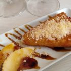 Tapa de queso frito con manzana caramelizada.