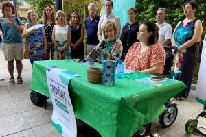 La presidenta de ASPAYM en Almería, Laura A. Márquez, junto a la vicepresidenta, Ana María Pardo, durante el acto por el Día de la Lesión Medul