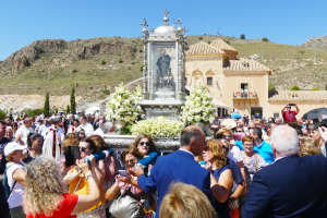 La procesión de la Virgen del Saliente frente a su templo.