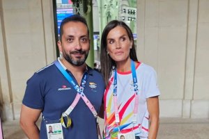 Una imagen para toda la vida con la Reina Letizia Ortiz al final de una de las pruebas celebradas en París.