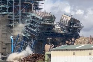 Voladura controlada de la estructura metálica de la Central Térmica.