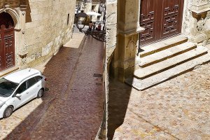 Aparcamiento improvisado en la calle Mariana y, a la derecha, desperfectos en las escaleras de las Claras.