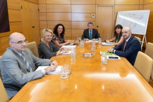 Un momento de la reunión celebrada ayer en Madrid entre la alcadesa de Almería y el secretario de Estado de Transportes.