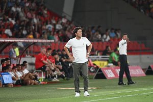 Atento en la banda ante el Sporting de Gijón.