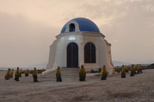 Así luce la ermita de Torregarcía como la Capilla de Hera en la serie ‘Kaos’. Foto: Netflix