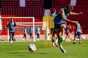 Centelles viene de marcarle al Sporting de Gijón y con la ausencia de Langa apunta a titular por cuarto partido seguido.