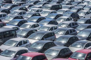 Imagen de archivo de coches en un depósito (Imagen: Depositphotos).
