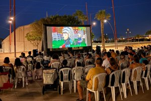 Vecinos y vecinas disfrutando de la iniciativa municipal ‘Cines de Verano en tu Barrio’.