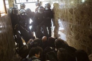 Agentes de la Policía Nacional entran en un edificio para ejecutar un lanzamiento.