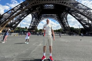 Pablo Jaramillo con su medalla en París 2024.