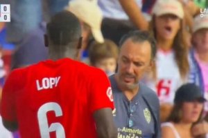 Aficionada insulta de manera racista a Lopy, jugador de la UD Almería, en el Eldense-Almería de Segunda División.